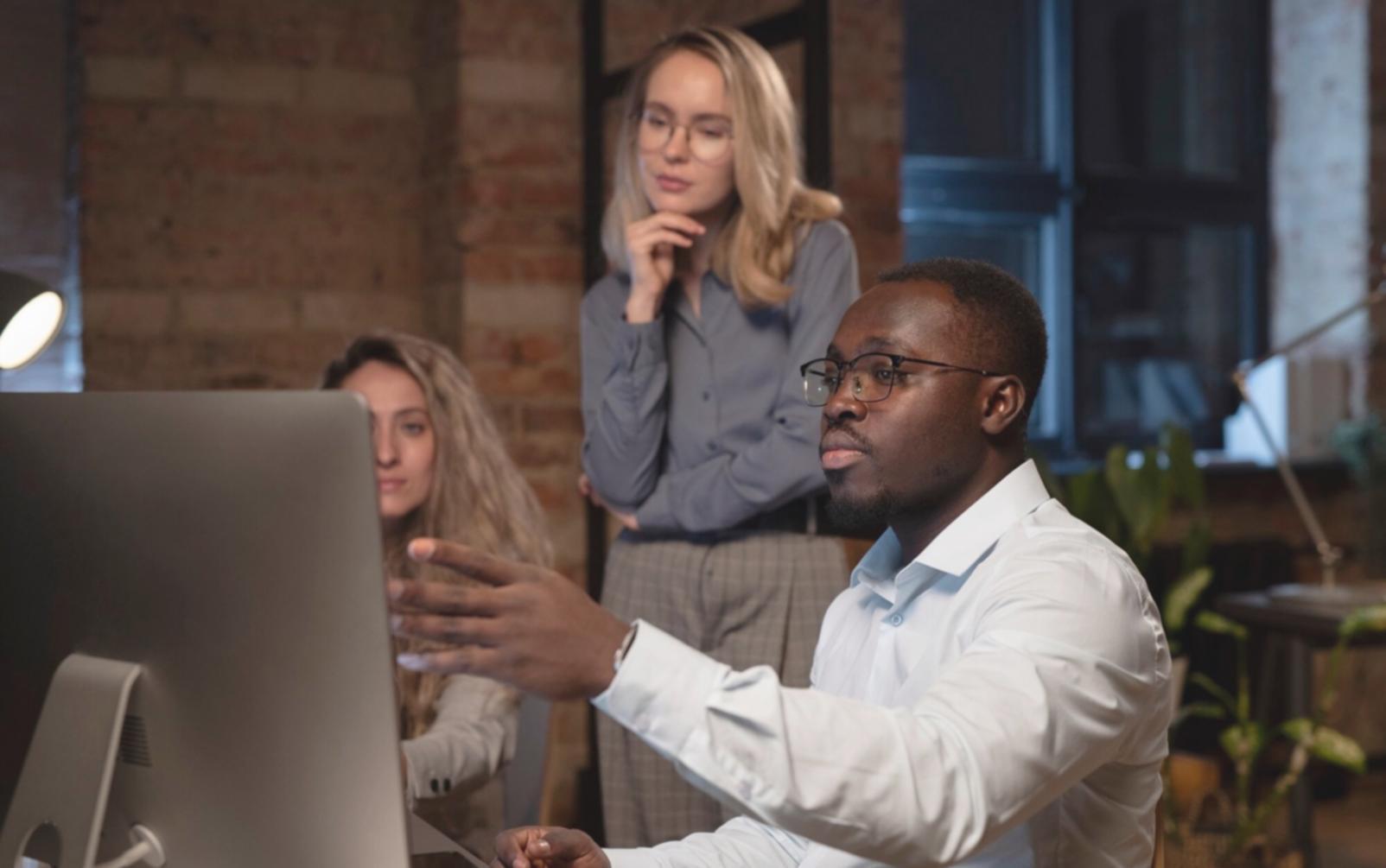 Réunion d'équipe analysant des données