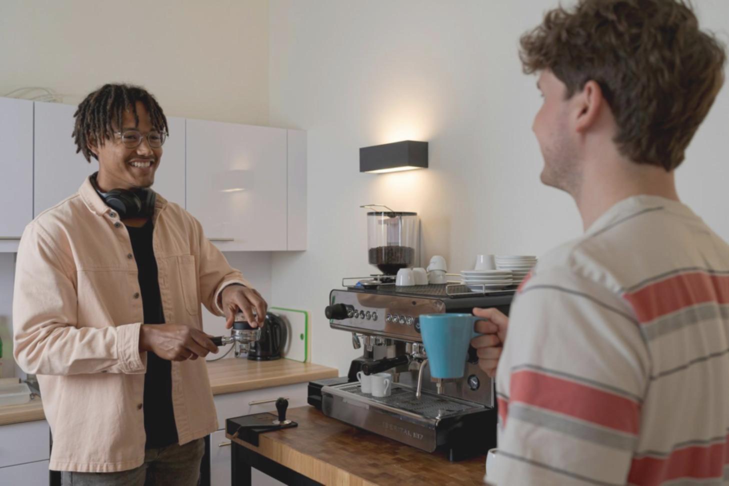 Entrepreneur travaillant sur son budget avec des outils numériques modernes